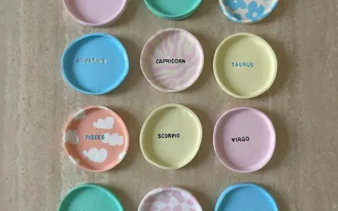 Assiettes décoratives en argile autodurcissante, idéales pour la décoration, avec des noms de signes astrologiques.