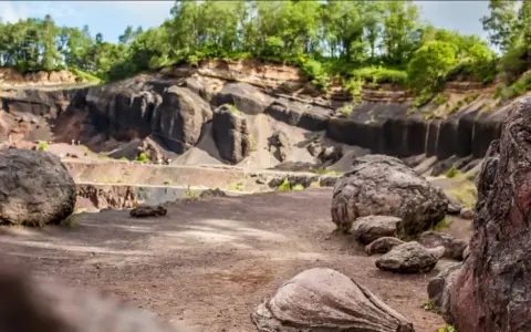 Le volcan de Lemptégy, un site impressionnant avec ses rochers et ses strates rocheuses. Un avis sur ce lieu ? C'est une merveille géologique !
