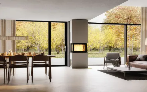 Un salon moderne avec une cheminée design, une table à manger et de grandes baies vitrées offrant une vue sur un jardin d'automne. Idéal pour moderniser une cheminée.