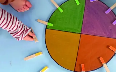 Main colorée avec des pinces à linge pour des activités enfant 2 ans.