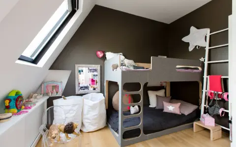 Lit superposé gris pour séparer une chambre pour 2 ados. Jouets, sacs blancs et déco murale étoilée.