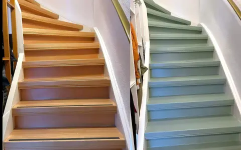 Avant/après : un escalier en bois naturel transformé par un coup de pinceau vert sauge. Un projet de peindre escalier bois réussi.