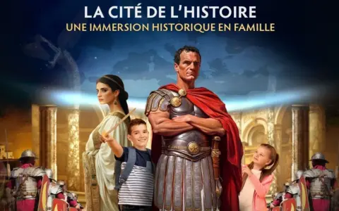 La Cité de l'Histoire : une famille romaine, un enfant brandissant une épée, et des légionnaires. Une immersion historique pour tous.