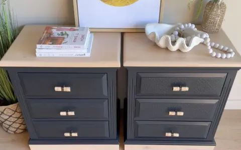 Deux tables de chevet relookées : tiroirs bleu nuit, plateaux clairs, poignées en rotin. Un projet réussi pour relooker un meuble en bois foncé.