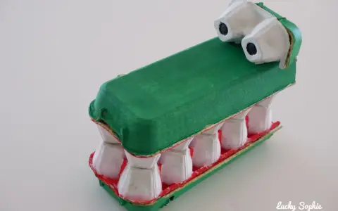 Un crocodile rigolo, fruit d'un bricolage avec des boîtes d'œufs. Ses dents blanches et sa gueule rouge font un effet saisissant.