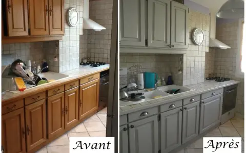 Avant/Après : une cuisine ancienne rénovée. Les meubles en bois brut ont été peints en gris clair, donnant un coup de jeune à l'ensemble.