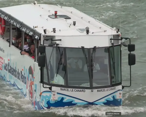 Le bus amphibie "Les Canards de Paris" navigue sur l'eau, transportant des touristes masqués pour une visite unique de la ville.
