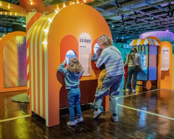Enfants curieux explorant des expériences scientifiques ludiques à Paris.