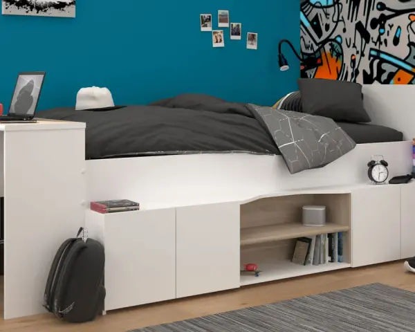 Une chambre ado moderne avec un lit mezzanine blanc, bureau intégré, rangements et mur décoré de graffiti. Parfaite idée chambre ado !