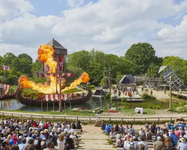 Spectacle de Vikings en feu au Puy du Fou. Pour profiter pleinement, combien de temps pour visiter le Puy du Fou ? Prévoyez au moins une journée entière.