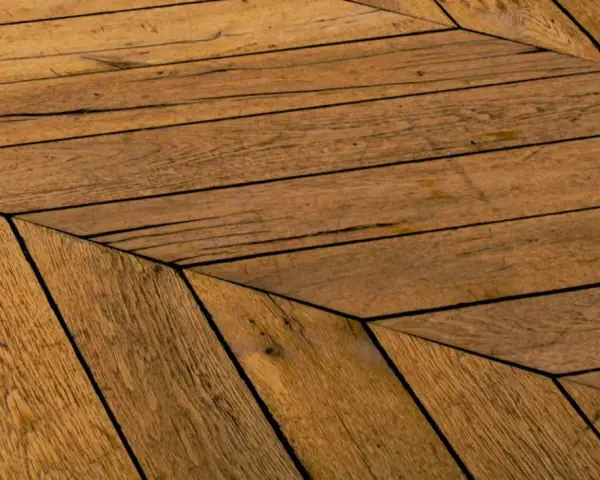 Parquet en bois vieilli, pose en chevrons. Un style intemporel pour savoir quel parquet choisir.