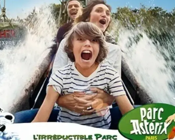 Famille criant sur une attraction aquatique du Parc Astérix. Le panneau "Menhir Express" est visible. L'attraction a une taille minimum pour les enfants.