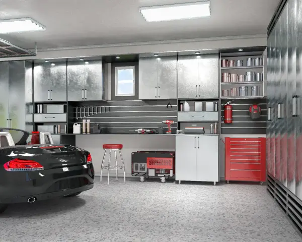 Aménagement garage 15m2 : voiture noire, établis, outils, armoires métalliques et un générateur.