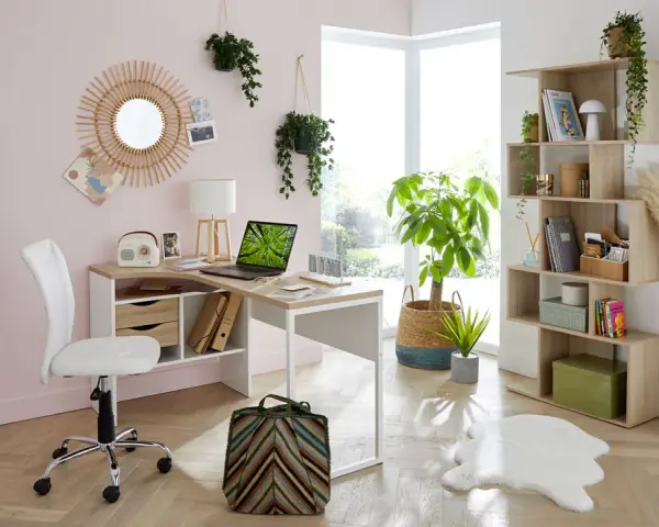 Bureau lumineux avec plantes vertes, miroir rotin et étagères bois pour une deco bureau cocooning réussie.