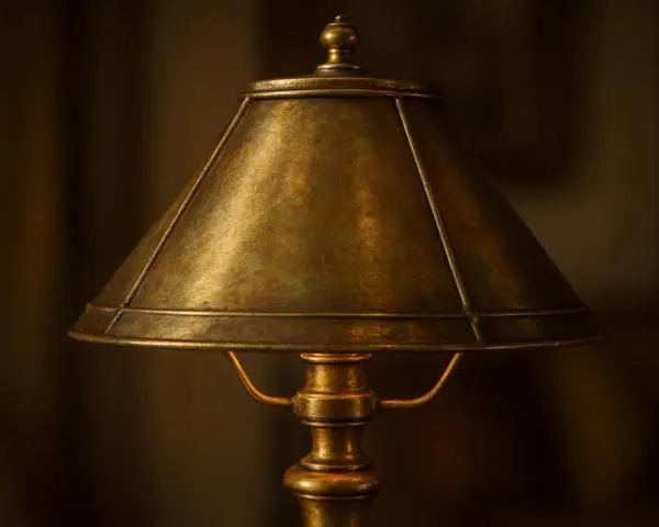 Abat-jour DIY en laiton vieilli, avec une finition patinée qui évoque le charme d'une création artisanale.