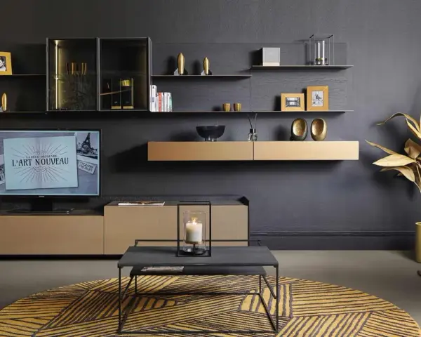 Salon moderne avec mur TV, étagères flottantes, mobilier design et tapis graphique. La deco mur tv est sublimée par des objets décoratifs dorés.