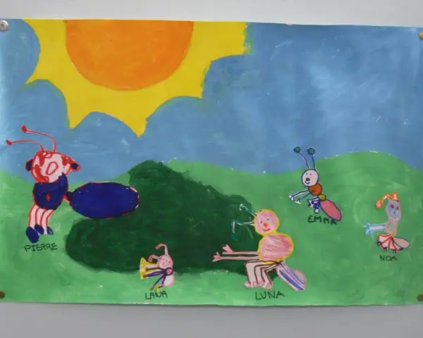Dessin facile de la cigale et la fourmi : Pierre, Luna, Emma et Noa jouent sous un grand soleil.