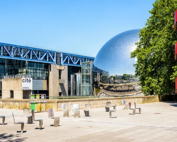 La Cité des Sciences et de l'Industrie à Paris, avec sa sphère emblématique et son escalier rouge.