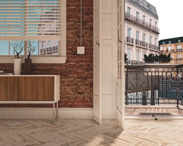 Vue d'un appartement avec une porte ouverte sur une terrasse parisienne. La différence entre balcon et terrasse est claire : ici, c'est un espace de vie extérieur spacieux.