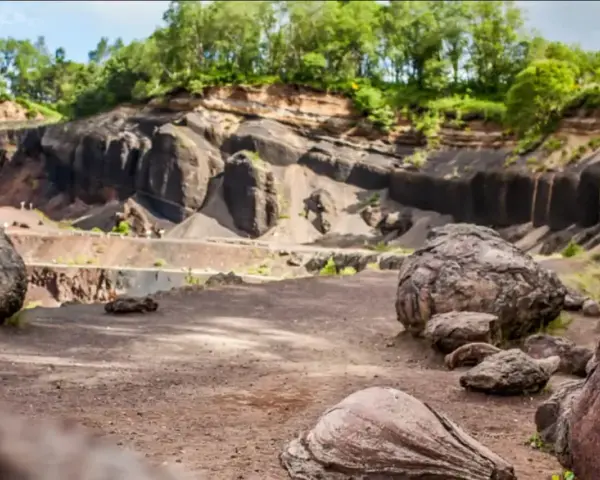 Le volcan de Lemptégy, un site impressionnant avec ses rochers et ses strates rocheuses. Un avis sur ce lieu ? C'est une merveille géologique !