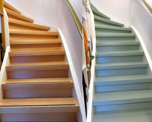 Avant/après : un escalier en bois naturel transformé par un coup de pinceau vert sauge. Un projet de peindre escalier bois réussi.