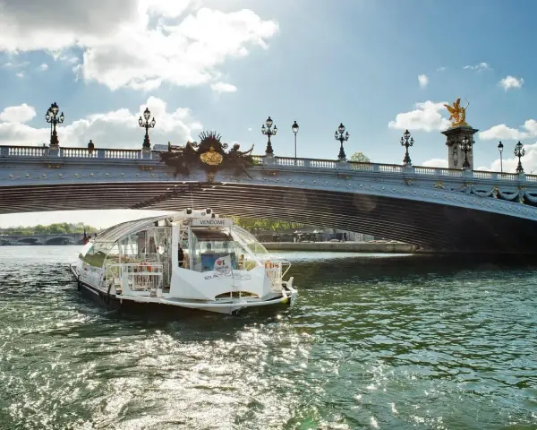 Bateau bus VENDOME navigue sous le pont Alexandre III. Découvrez Paris autrement, infos tarif RATP.