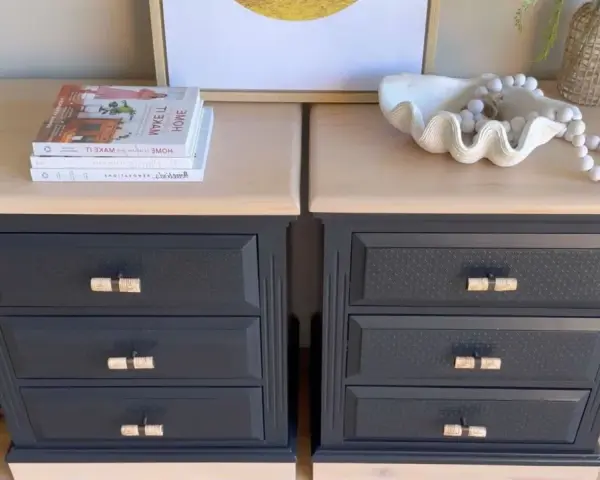 Deux tables de chevet relookées : tiroirs bleu nuit, plateaux clairs, poignées en rotin. Un projet réussi pour relooker un meuble en bois foncé.