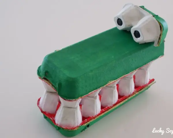 Un crocodile rigolo, fruit d'un bricolage avec des boîtes d'œufs. Ses dents blanches et sa gueule rouge font un effet saisissant.