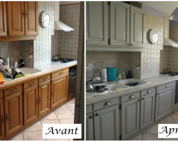 Avant/Après : une cuisine ancienne rénovée. Les meubles en bois brut ont été peints en gris clair, donnant un coup de jeune à l'ensemble.