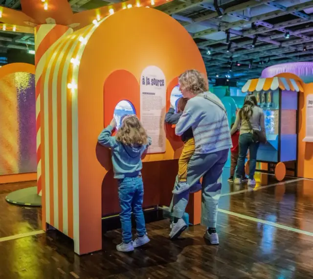 Enfants curieux explorant des expériences scientifiques ludiques à Paris.
