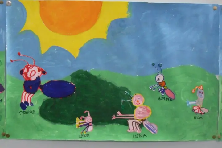 Dessin facile de la cigale et la fourmi : Pierre, Luna, Emma et Noa jouent sous un grand soleil.