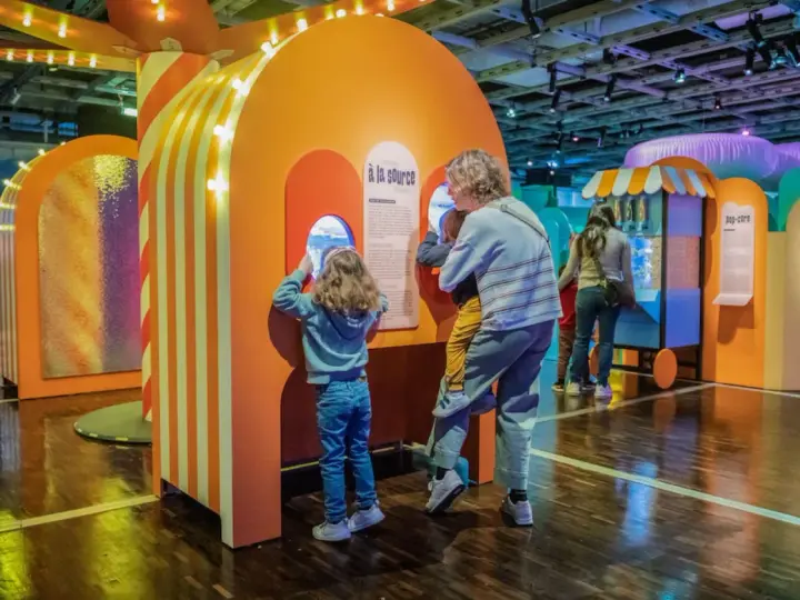 Enfants curieux explorant des expériences scientifiques ludiques à Paris.