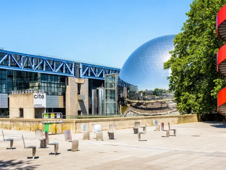 La Cité des Sciences et de l'Industrie à Paris, avec sa sphère emblématique et son escalier rouge.