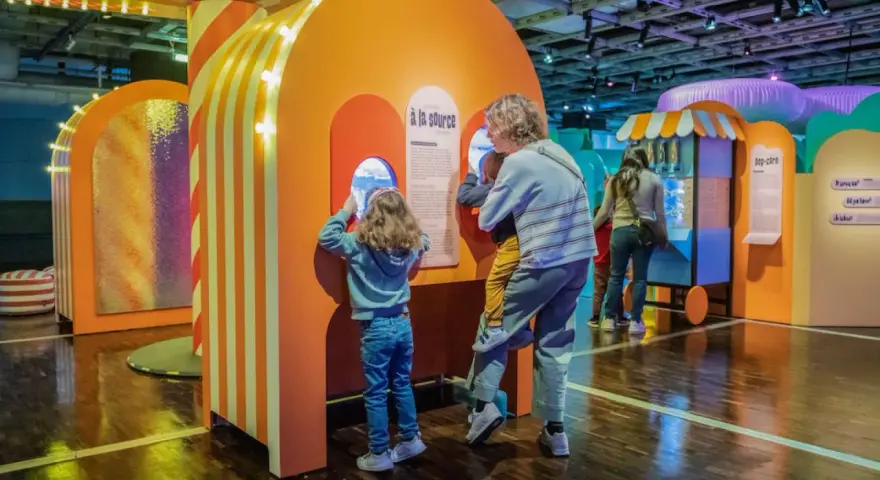 Enfants curieux explorant des expériences scientifiques ludiques à Paris.