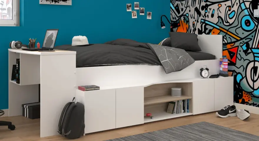 Une chambre ado moderne avec un lit mezzanine blanc, bureau intégré, rangements et mur décoré de graffiti. Parfaite idée chambre ado !