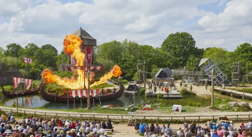 Spectacle de Vikings en feu au Puy du Fou. Pour profiter pleinement, combien de temps pour visiter le Puy du Fou ? Prévoyez au moins une journée entière.