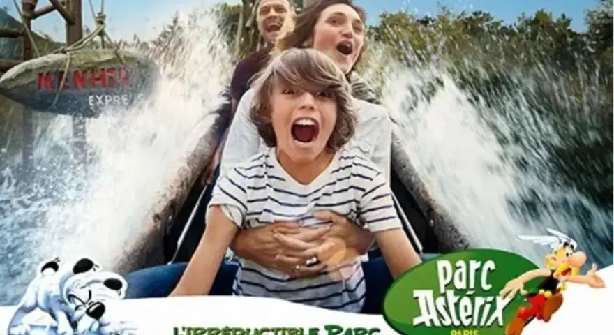 Famille criant sur une attraction aquatique du Parc Astérix. Le panneau "Menhir Express" est visible. L'attraction a une taille minimum pour les enfants.