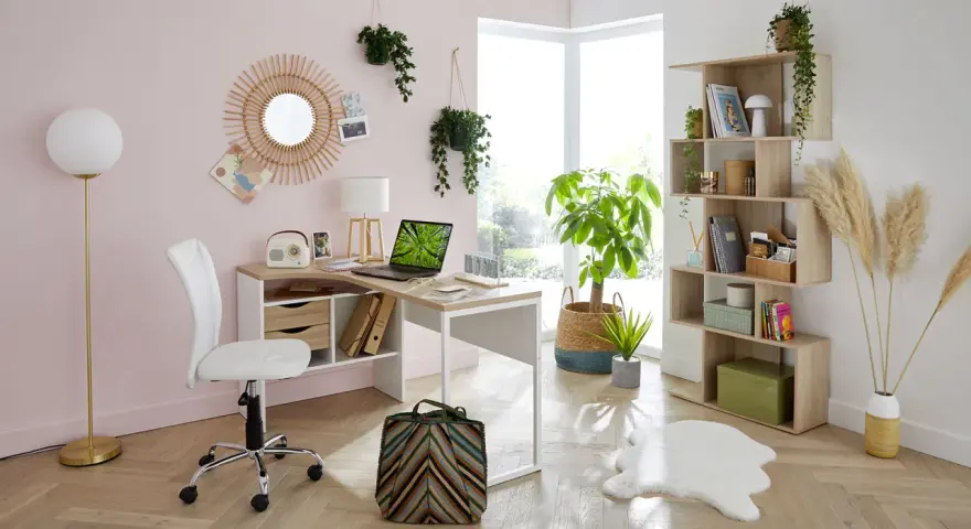Bureau lumineux avec plantes vertes, miroir rotin et étagères bois pour une deco bureau cocooning réussie.