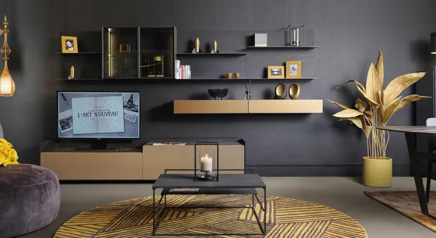 Salon moderne avec mur TV, étagères flottantes, mobilier design et tapis graphique. La deco mur tv est sublimée par des objets décoratifs dorés.