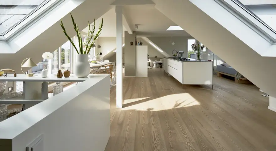 Aménagement combles petit volume : cuisine, salle à manger et coin nuit sous les toits, baignés de lumière naturelle.