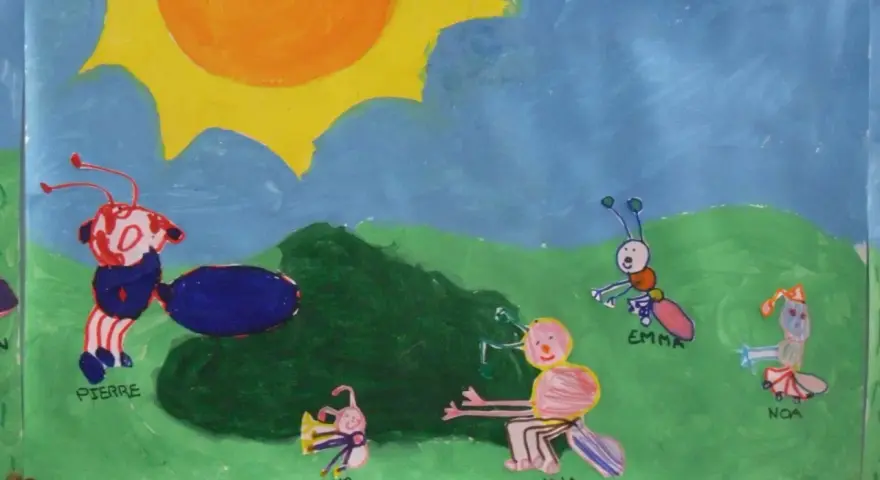 Dessin facile de la cigale et la fourmi : Pierre, Luna, Emma et Noa jouent sous un grand soleil.