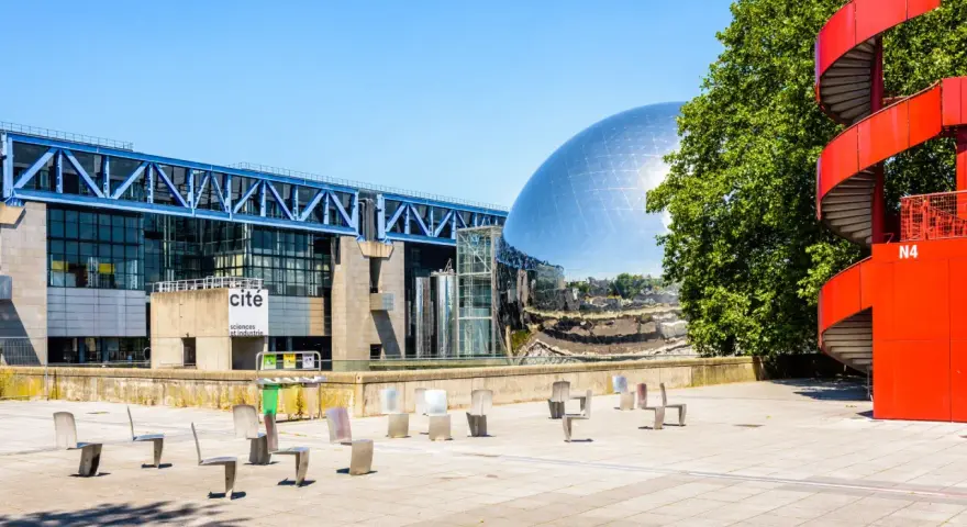 La Cité des Sciences et de l'Industrie à Paris, avec sa sphère emblématique et son escalier rouge.