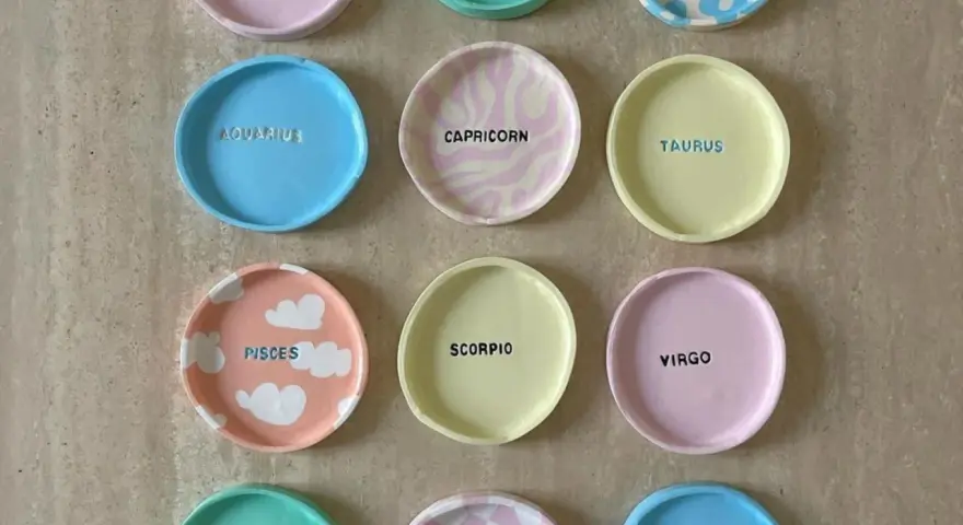 Assiettes décoratives en argile autodurcissante, idéales pour la décoration, avec des noms de signes astrologiques.
