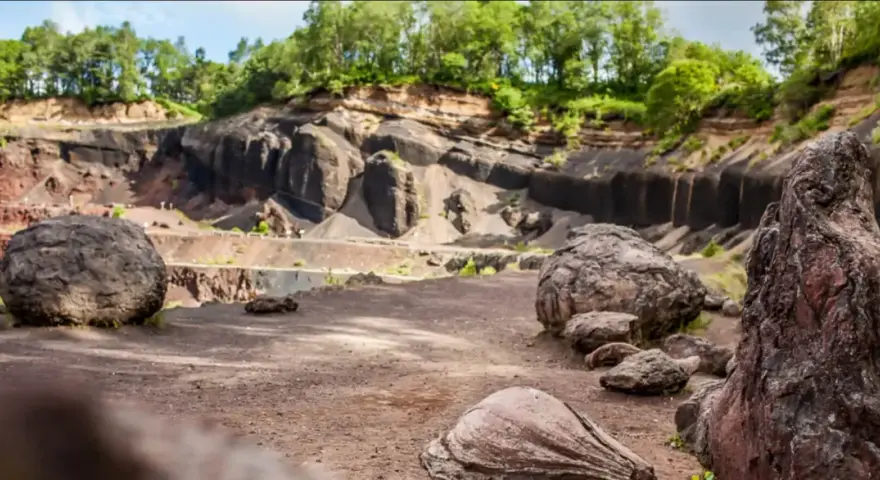 Le volcan de Lemptégy, un site impressionnant avec ses rochers et ses strates rocheuses. Un avis sur ce lieu ? C'est une merveille géologique !