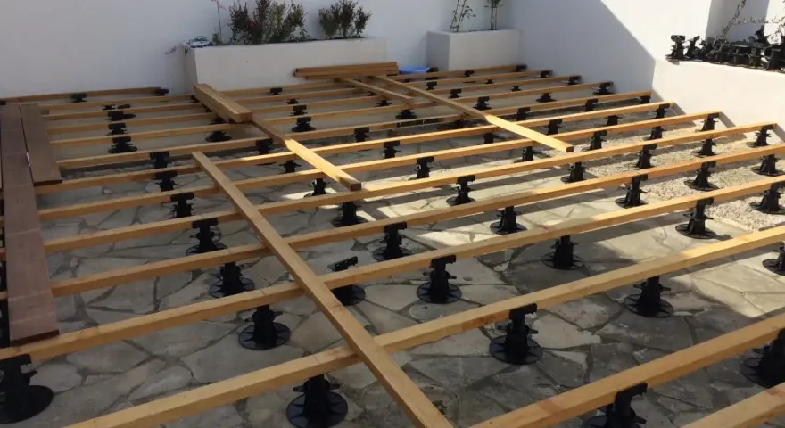 Structure en bois pour un aménagement terrasse en bois, sur des plots réglables. Les lames de bois sont prêtes à être posées.