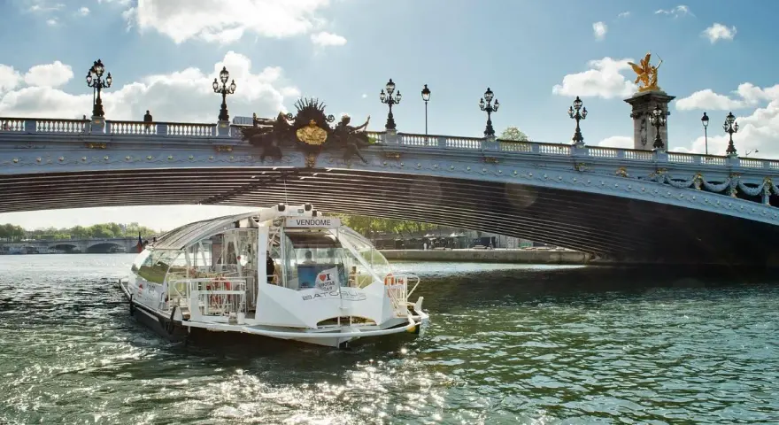 Bateau bus VENDOME navigue sous le pont Alexandre III. Découvrez Paris autrement, infos tarif RATP.