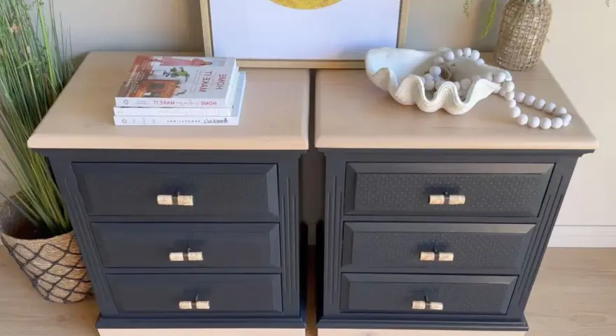Deux tables de chevet relookées : tiroirs bleu nuit, plateaux clairs, poignées en rotin. Un projet réussi pour relooker un meuble en bois foncé.