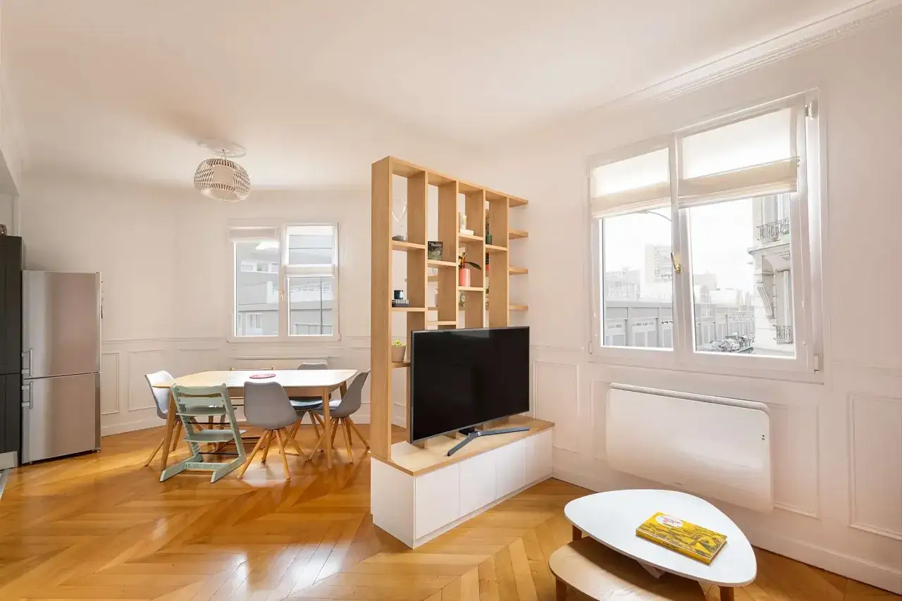 &Eacute;tag&egrave;re en bois pour s&eacute;parer une pi&egrave;ce en deux sans travaux, cr&eacute;ant un espace salon/TV et une salle &agrave; manger.