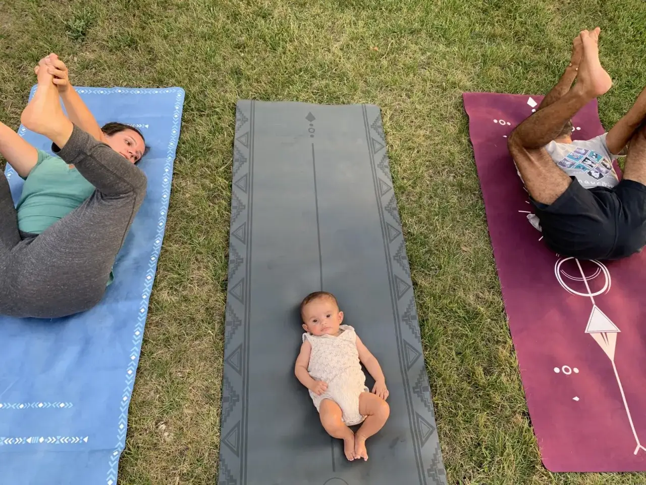 Un b&eacute;b&eacute; observe une s&eacute;ance de yoga pour enfants en plein air.