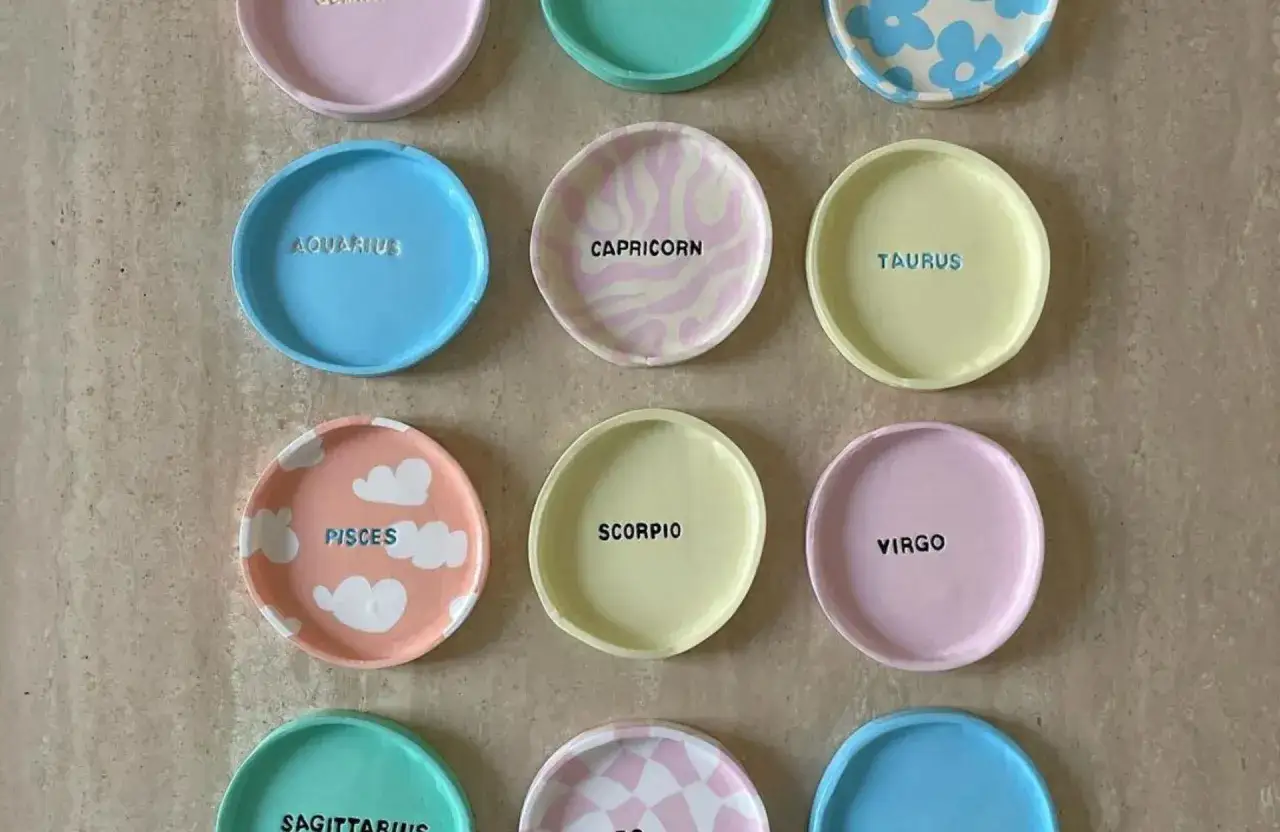 Assiettes décoratives en argile autodurcissante, idéales pour les signes du zodiaque. Couleurs pastel et motifs doux.
